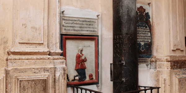 La Columna del Cautivo: La Historia de Amor y Fe Grabada a Uña en la Mezquita de Córdoba