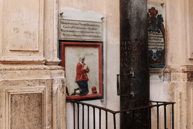 La Columna del Cautivo: La Historia de Amor y Fe Grabada a Uña en la Mezquita de Córdoba
