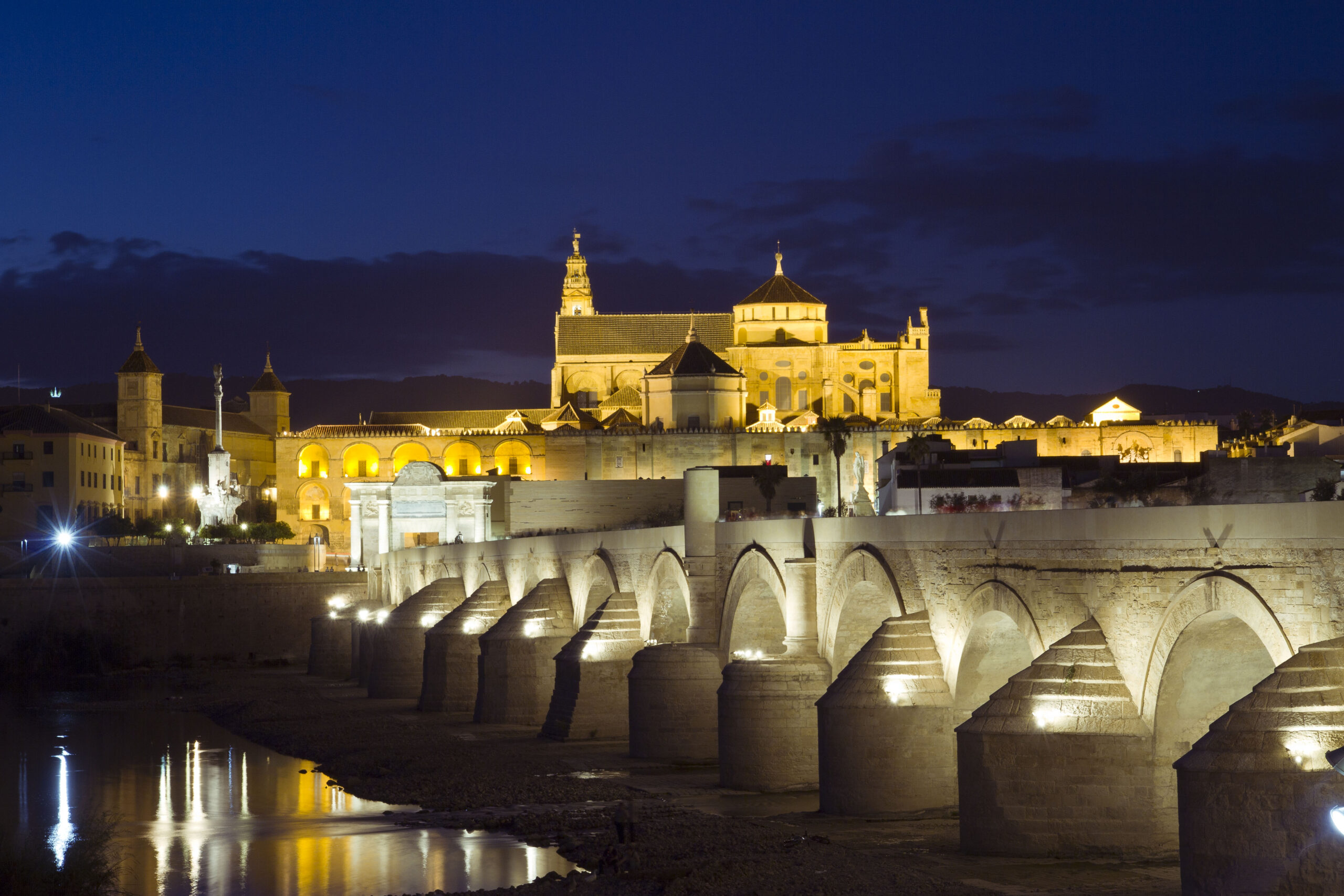 Cordoba_at_night. Imagen procedente de Wikipedia