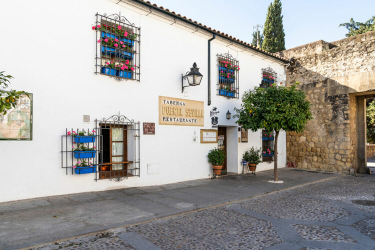 Restaurante Puerta Sevilla: La Historia de la Familia Rosales y su Templo del Sabor Cordobés