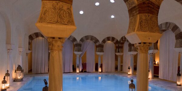 El Eco de la Mezquita: Cómo la Arquitectura del Hammam te Transporta a la Córdoba Califal