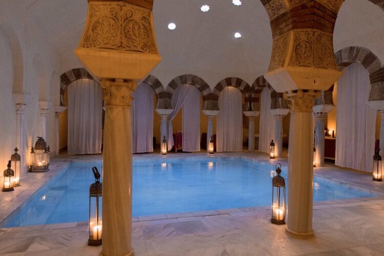 El Eco de la Mezquita: Cómo la Arquitectura del Hammam te Transporta a la Córdoba Califal
