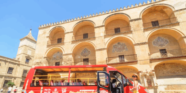 10 Razones por las que el Autobús Turístico es la Mejor Forma de Enamorarte de Córdoba (y Vencer el Calor)