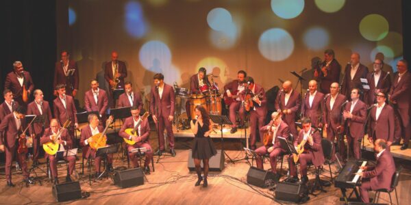 Capachos rinde tributo a las voces de la historia con su esperado estreno en el Palacio de Congresos