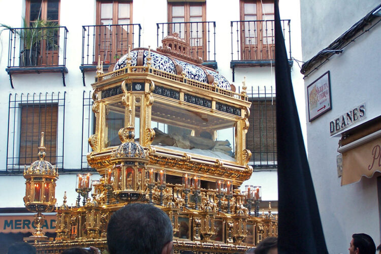 Viernes Santo en C&oacute;rdoba 2026: Gu&iacute;a de itinerarios y mejores sitios estrat&eacute;gicos